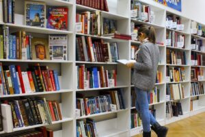 woman-reading-book-256455